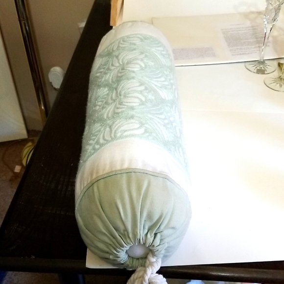 levtex home Other - Round back pillow